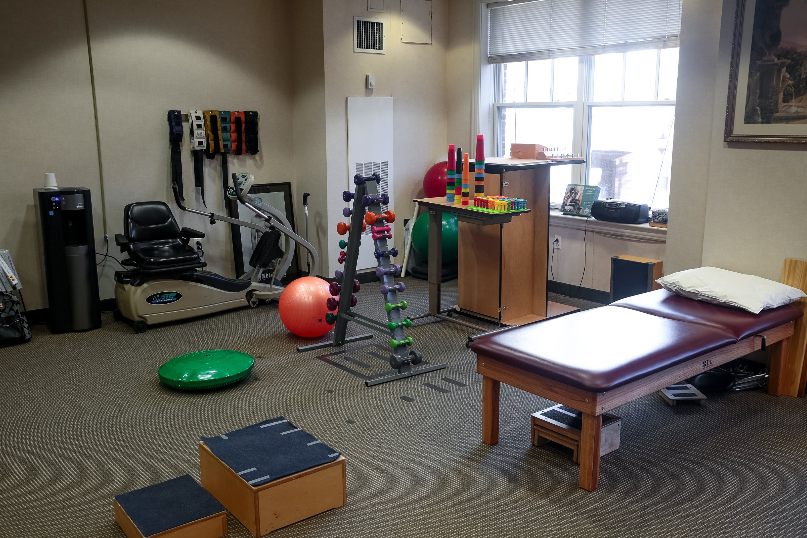 grand oaks senior living physical therapy space