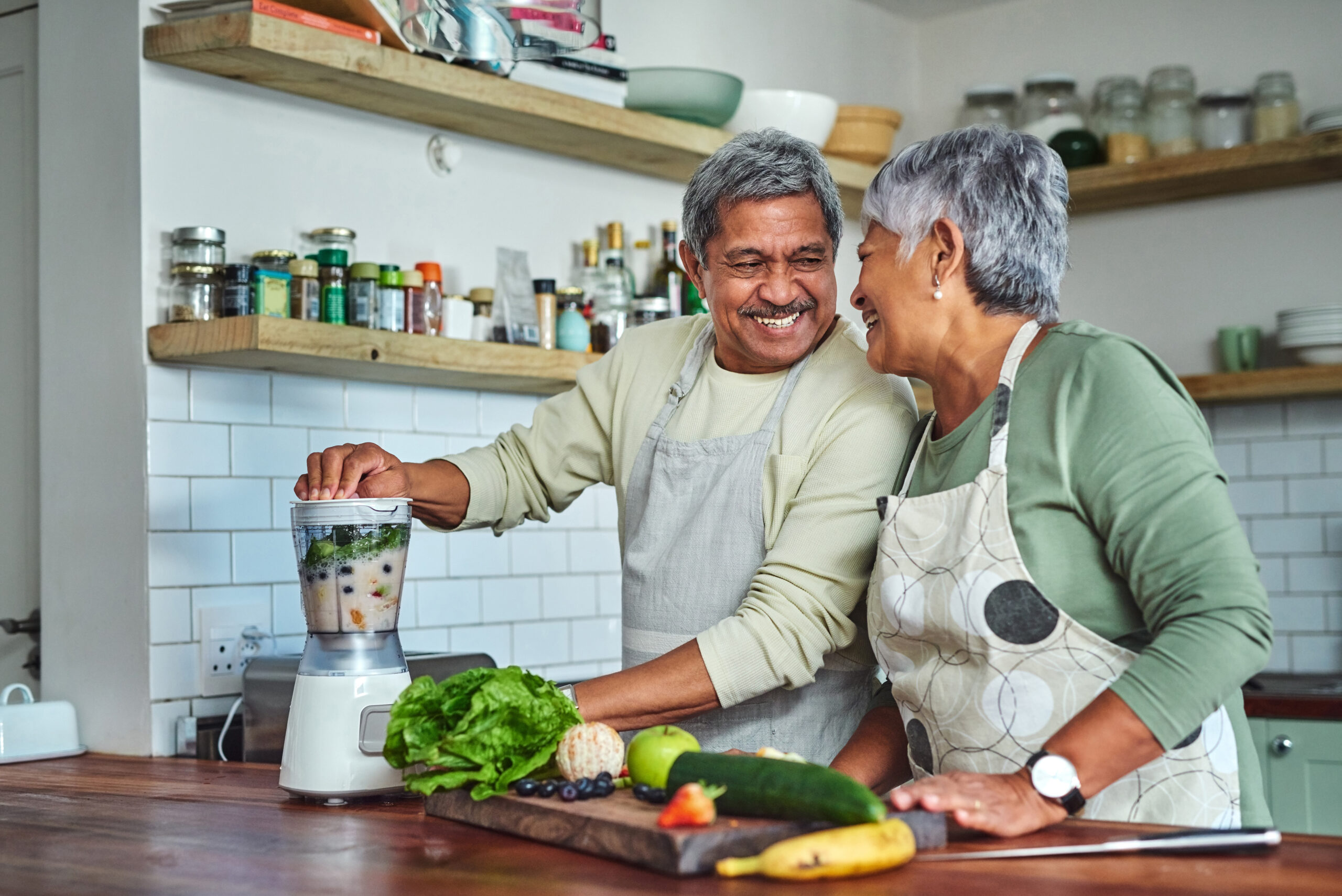  senior couple preparing a healthy smoothie